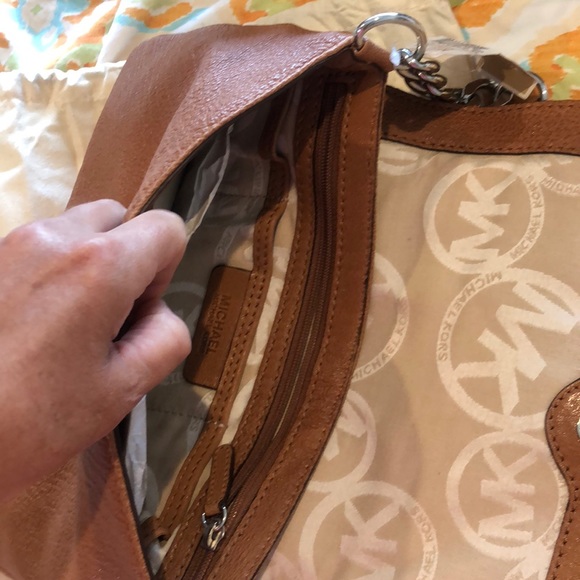 Host pick ππMk clutch by viviglam πππ - Picture 8 of 9